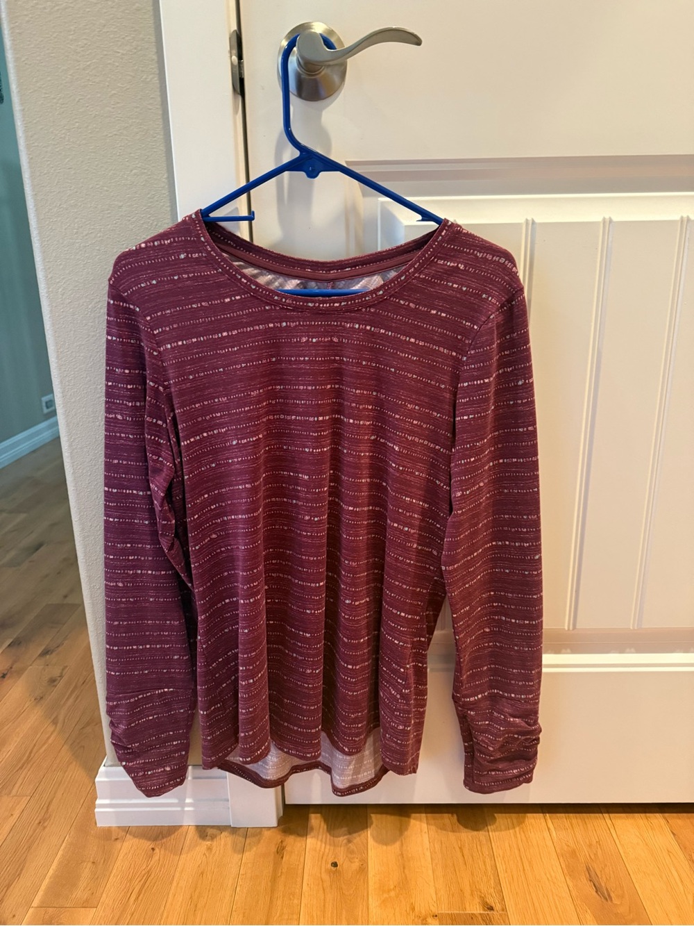 Women’s Long-Sleeve Knit Tee in maroon Burgundy